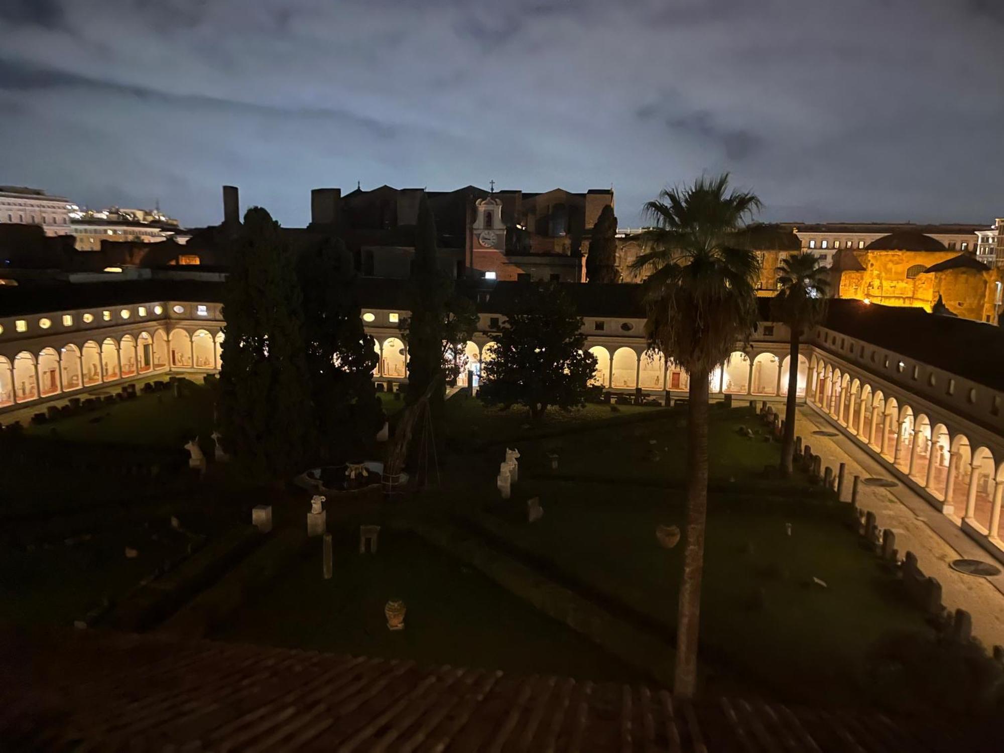 Camera X2 Con Magnifica Vista Sul Chiostro Di Michelangelo E Le Terme Di Diocleziano Roma Exterior foto